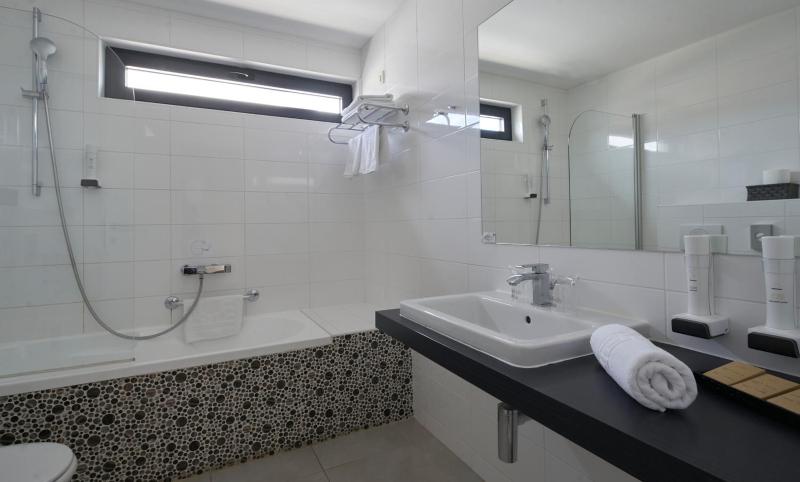 Deluxe Suite with Sea View and Balcony image 4