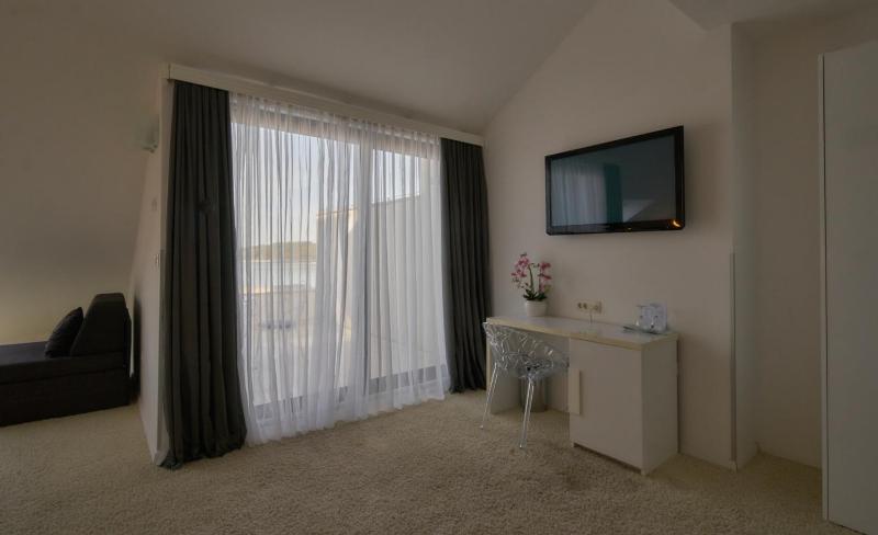 Luxury Suite with Sea View and Balcony image 4