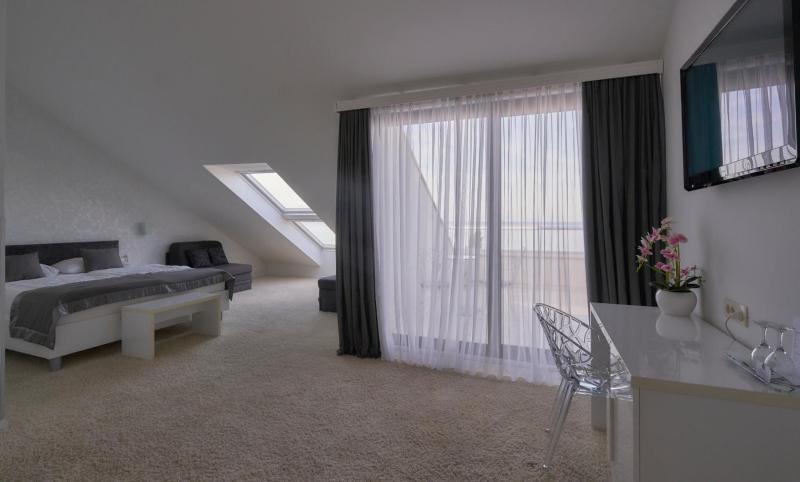 Luxury Suite with Sea View and Balcony image 3