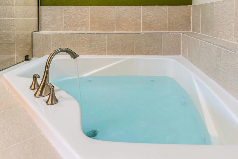 King Suite with Sofa Bed and Spa Bath image 3