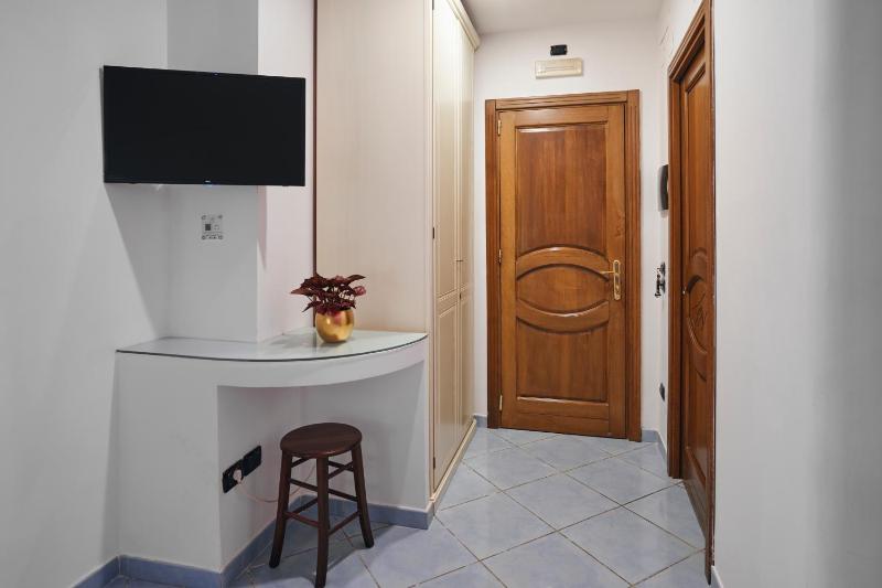 Economy Double Room image 3