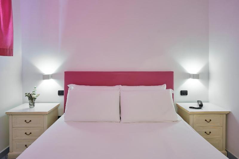 Economy Double Room image 4