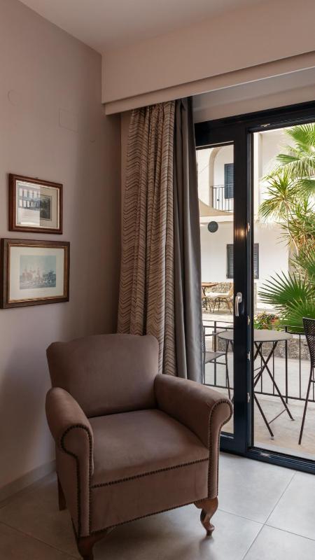 Standard Double Room image 4