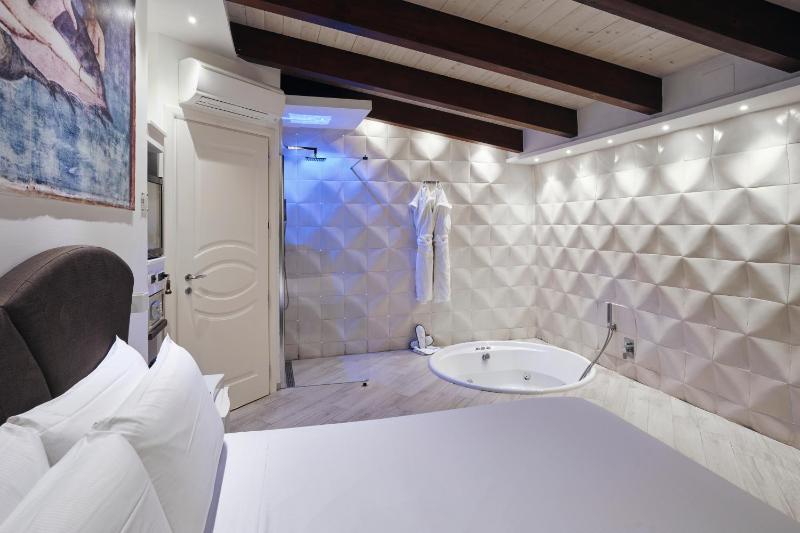 Deluxe Suite with Spa Bath image 1