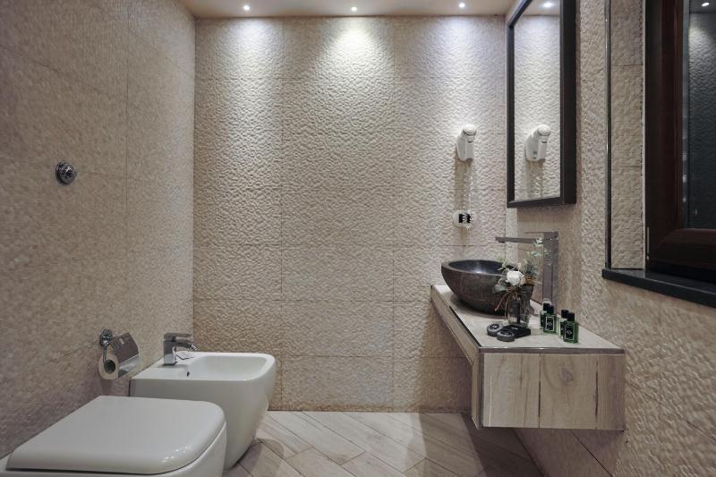 Deluxe Suite with Spa Bath image 3