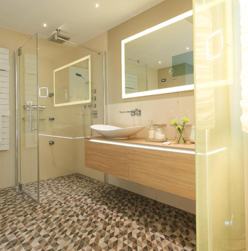 Natural Suite with Balcony image 2