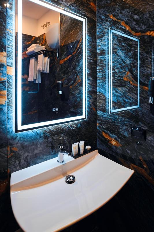 Deluxe Double Room with Balcony image 3