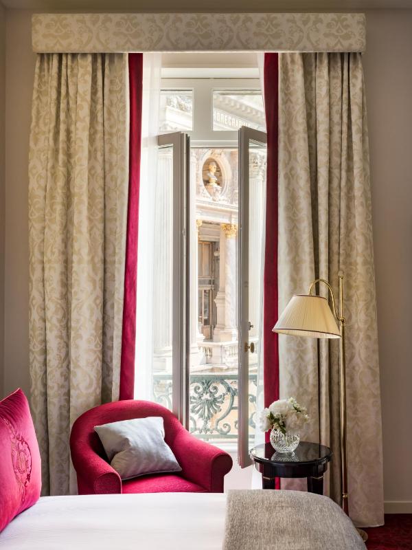 Premium King Room with Balcony and Opera View image 3