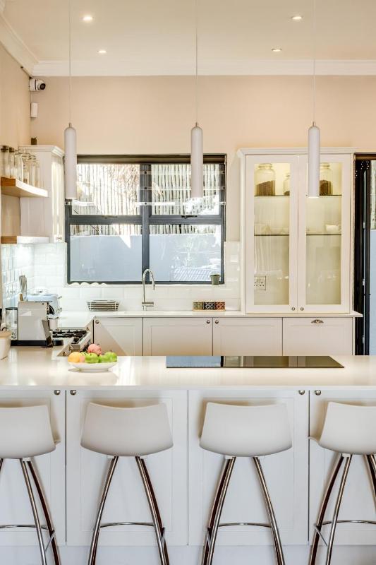 2bed Apt 5min Walk From Camps Bay Central Escape - image 13
