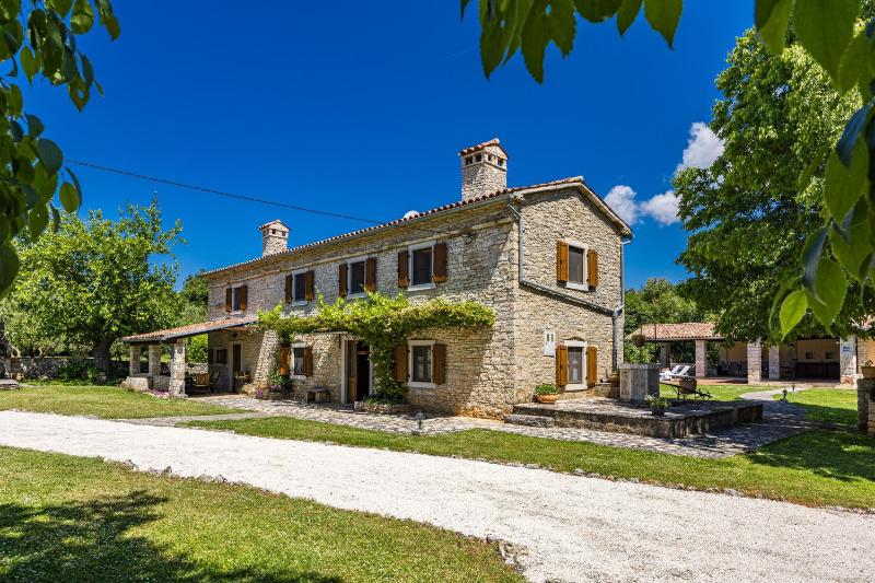 House Edera in Central Istria for 6 people with large garden and salt - water private pool - image 1