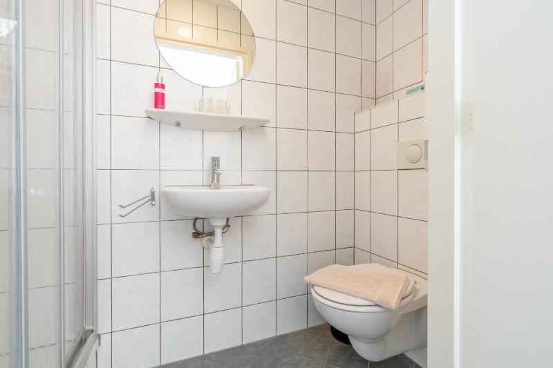 Standard Twin Room image 4