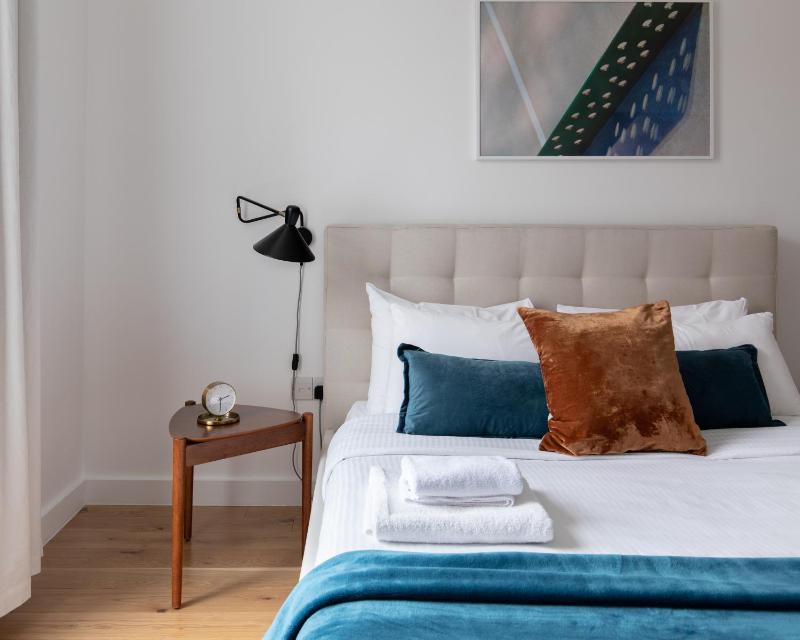 Two-Bedroom Deluxe Apartment with Balcony image 1