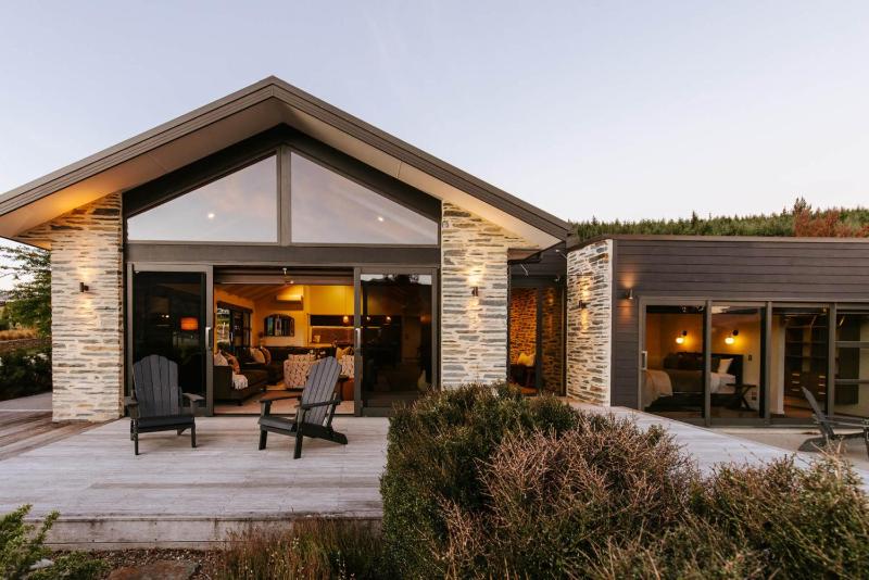 The Clearview House | Lake Views | Sleeps 9 - image 16