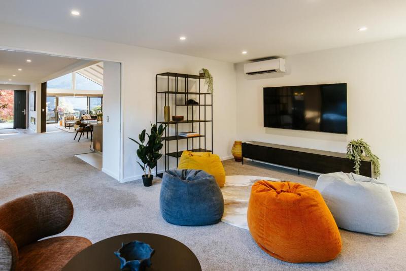 The Clearview House | Lake Views | Sleeps 9 - image 10