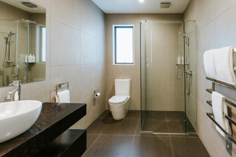 The Clearview House | Lake Views | Sleeps 9 - image 11