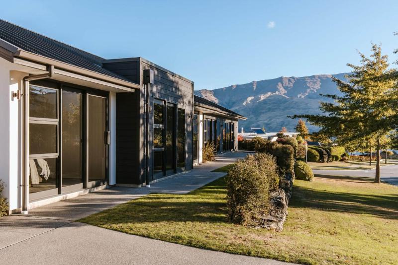The Clearview House | Lake Views | Sleeps 9 - image 1