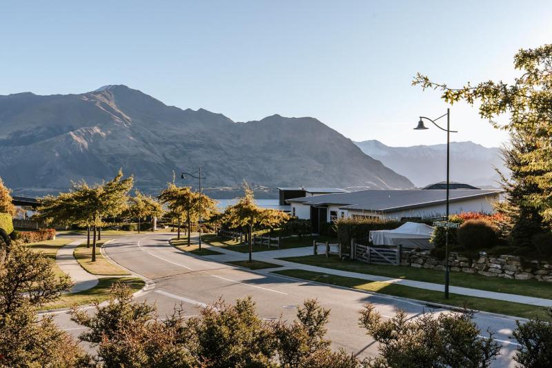 The Clearview House | Lake Views | Sleeps 9 - image 12