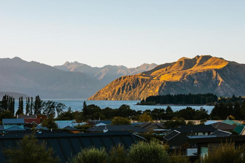 The Brick House - Stunning Lake Views - Sleeps 10 - image 1