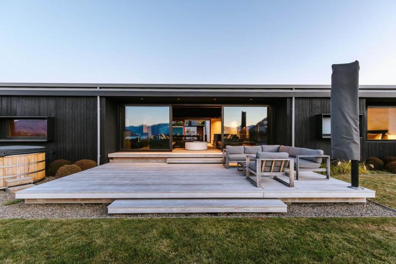 The Brick House - Stunning Lake Views - Sleeps 10 - image 19