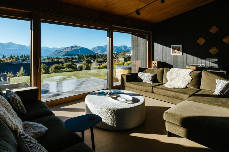 The Brick House - Stunning Lake Views - Sleeps 10 - image 8