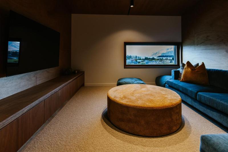 The Brick House - Stunning Lake Views - Sleeps 10 - image 3