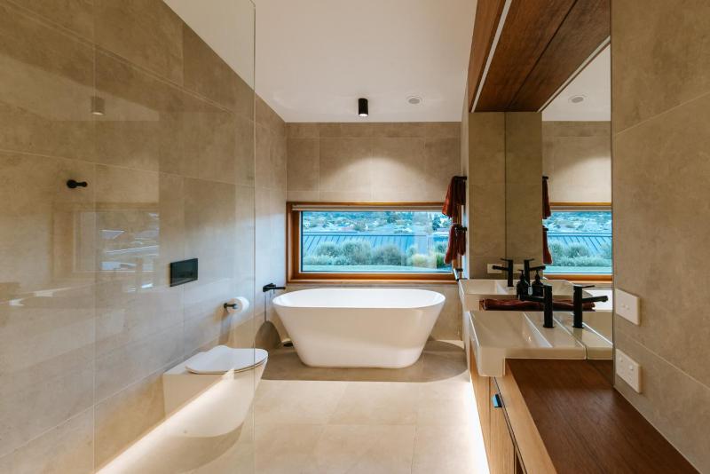 The Brick House - Stunning Lake Views - Sleeps 10 - image 9