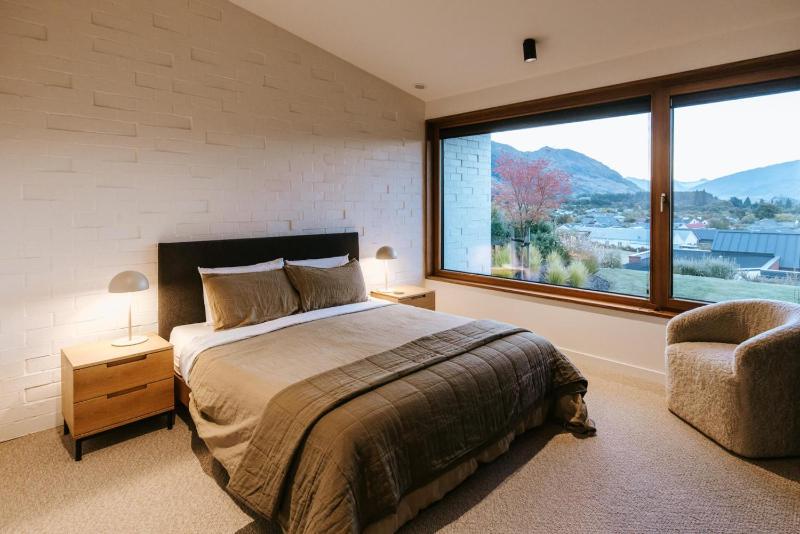 The Brick House - Stunning Lake Views - Sleeps 10 - image 2