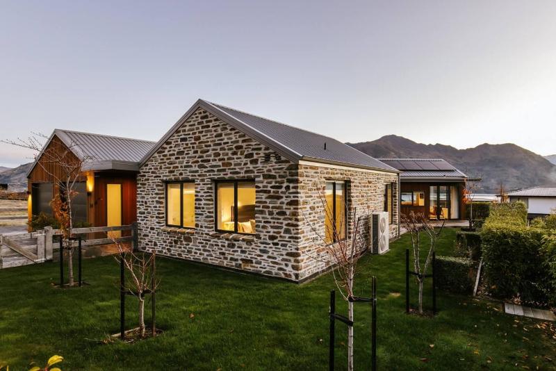 Te Moana - Lake Views - Sleeps 7 - Wanaka - image 4
