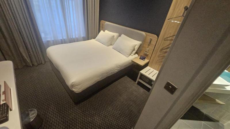 Standard Room with Free Hot Breakfast image 4