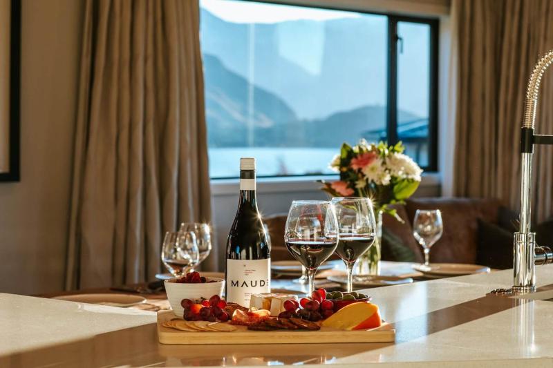Te Moana - Lake Views - Sleeps 7 - Wanaka - image 7