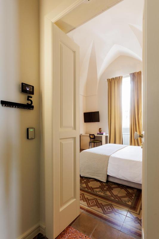 Double Room image 4