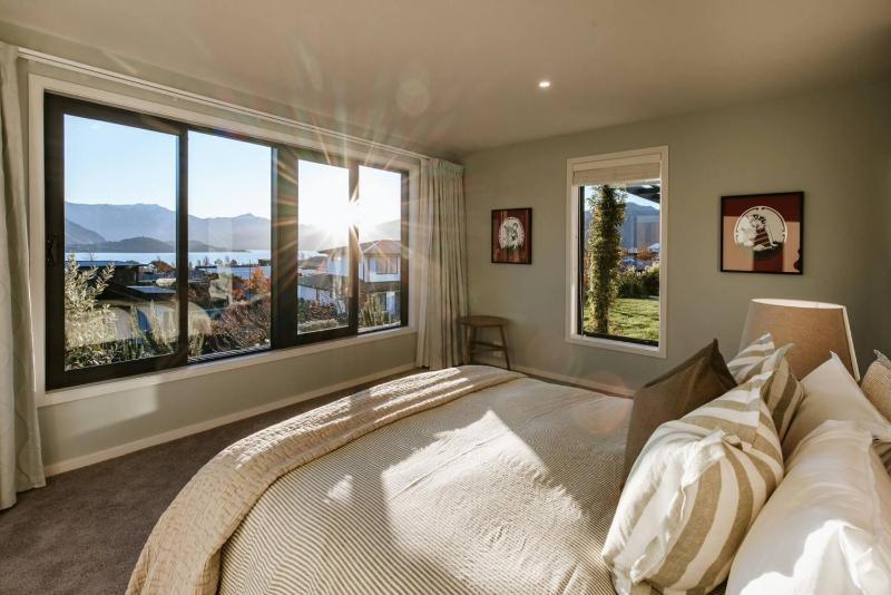 Te Moana - Lake Views - Sleeps 7 - Wanaka - image 5