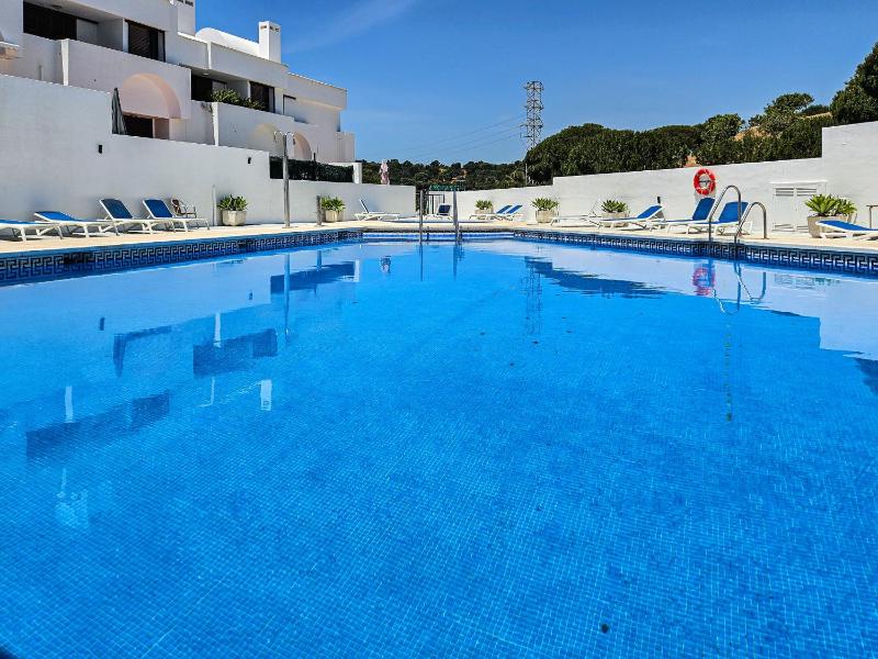 3 bedroom townhouse with private pool - image 2