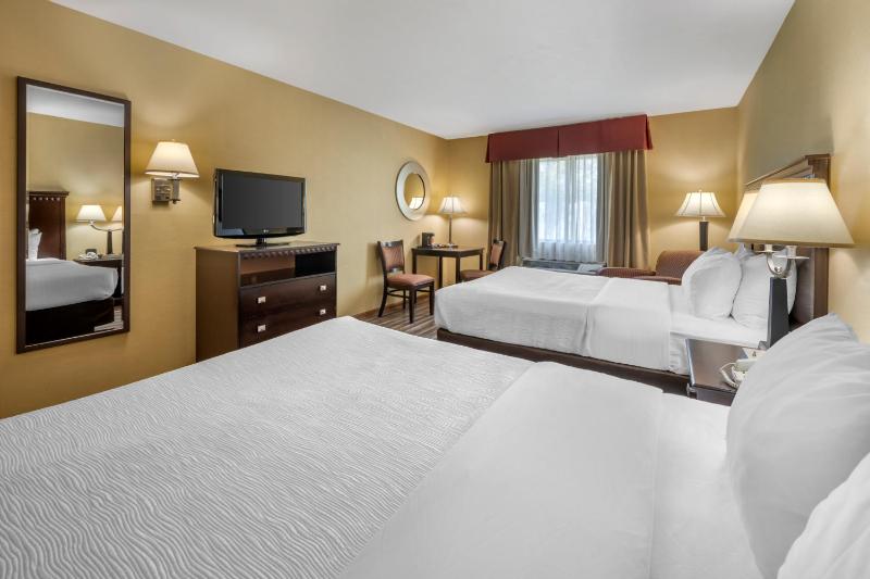 Queen Room with Two Queen Beds - Non-Smoking image 3