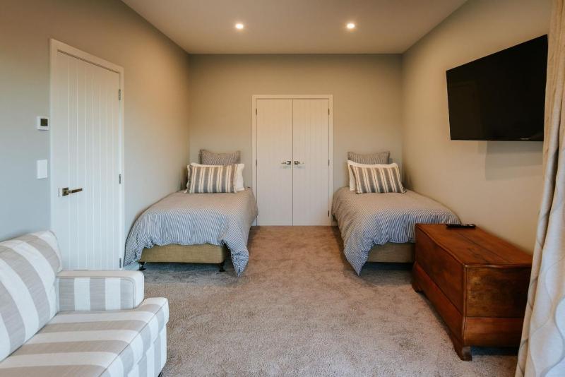 Te Moana - Lake Views - Sleeps 7 - Wanaka - image 6