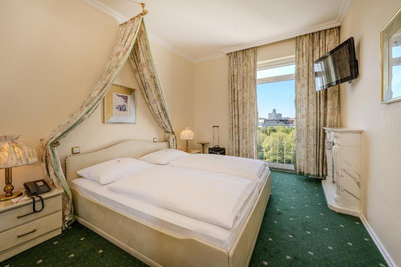 Suite with Lake View image 1