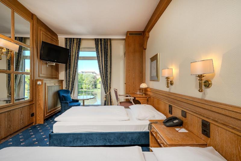 Standard Twin Room image 3