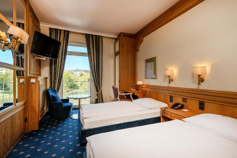 Standard Twin Room image 4