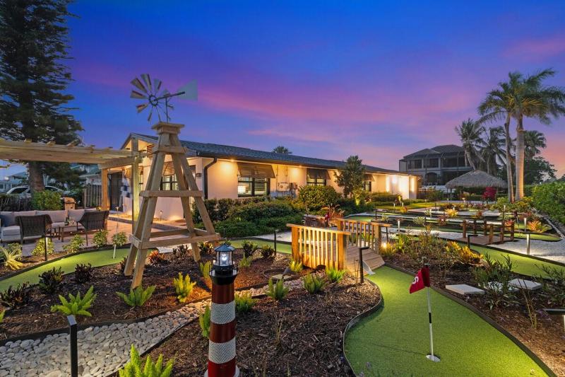 Tiki Hut Hideaway - Cozy Poolside Escape Walk to Beach - image 8