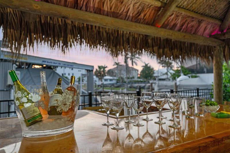 Tiki Hut Hideaway - Cozy Poolside Escape Walk to Beach - image 19