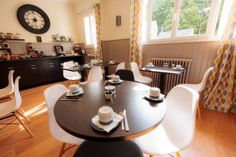 Small Economy Double Room with Courtyard view image 4