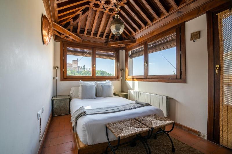 Deluxe Double Room with Balcony image 2