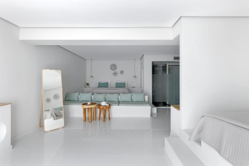 Superior Suite with Direct Pool Access image 4