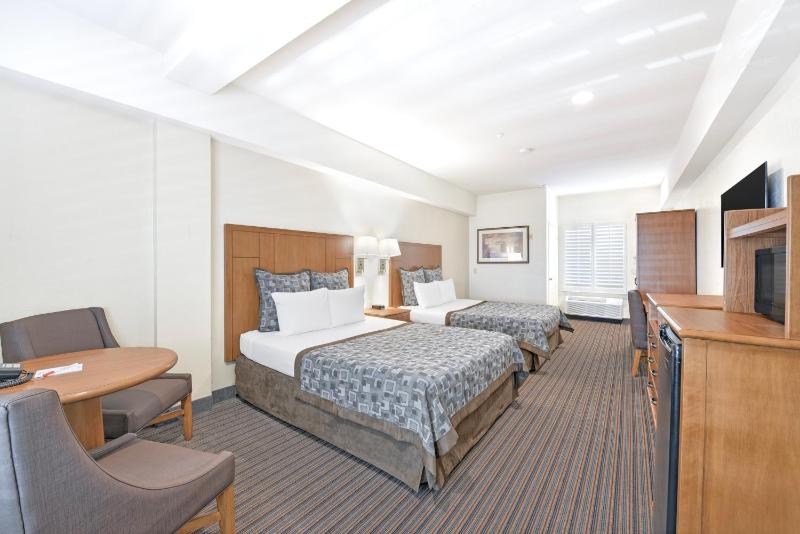 Deluxe Family Suite image 3