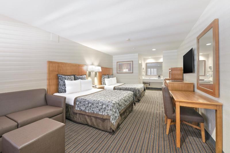Executive Queen Room with Two Queen Beds image 2