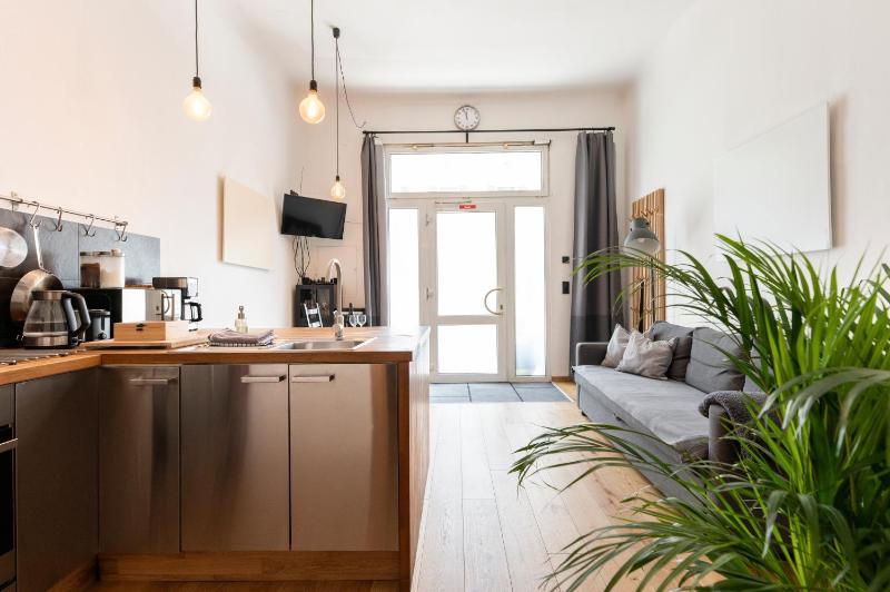 Zentrales & modernes City-Apartment - FREE PARKING & BIKES - image 2