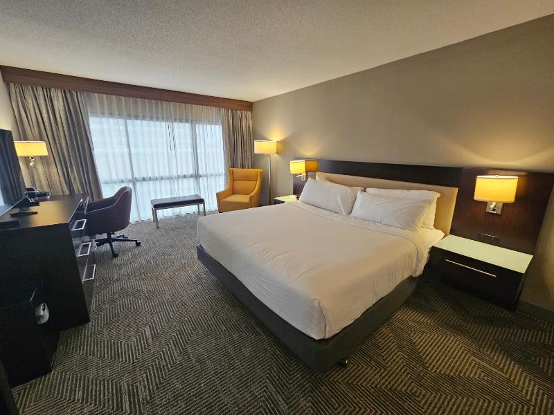 King Room with Mobility/Hearing Access and Roll-In Shower, Non-Smoking image 1
