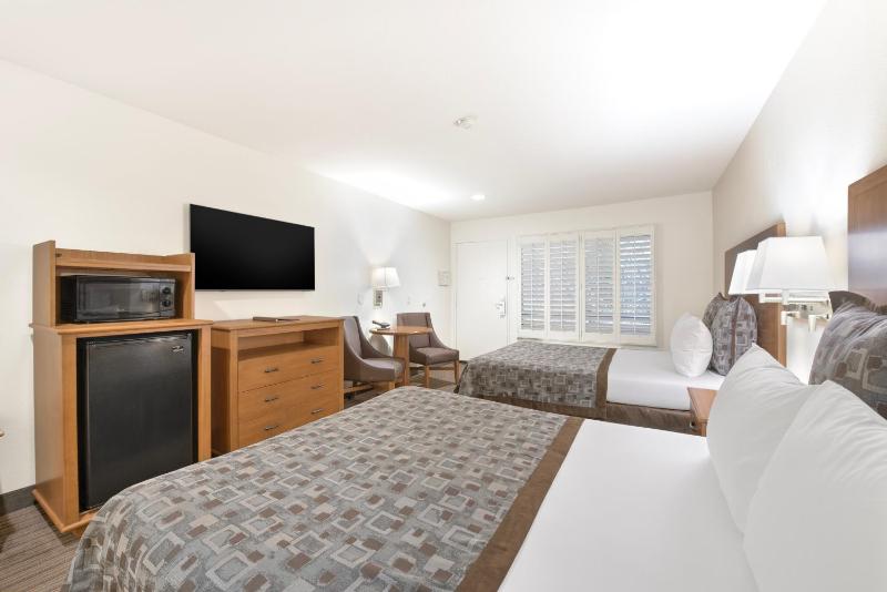 Queen Room with Two Queen Beds image 2