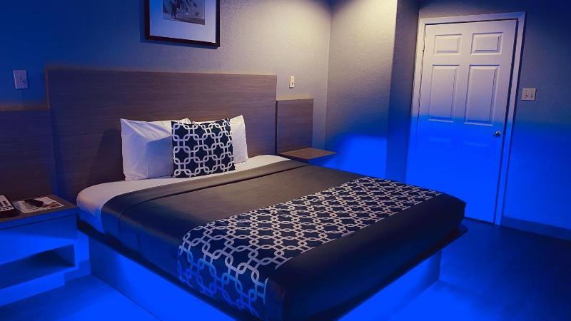 Island Suites Hobby Airport - image 35