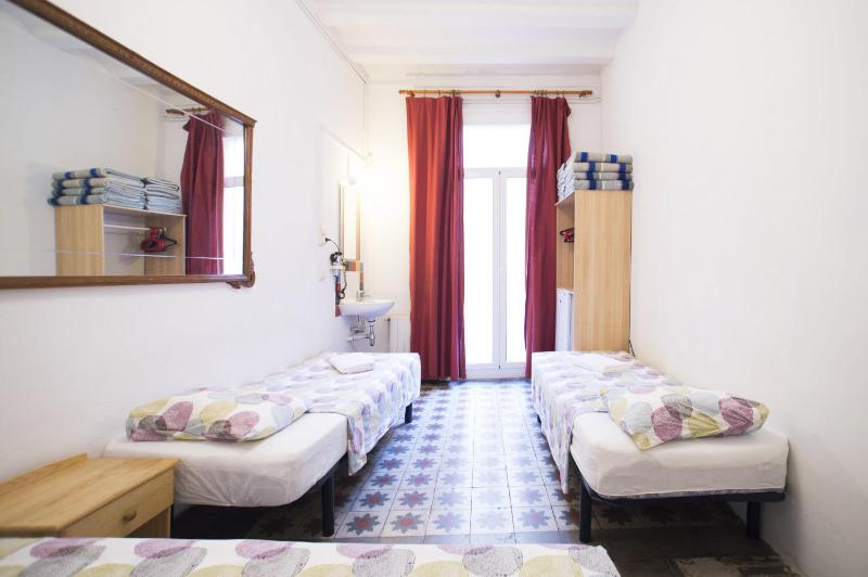 Quadruple Room with Shared Bathroom image 3